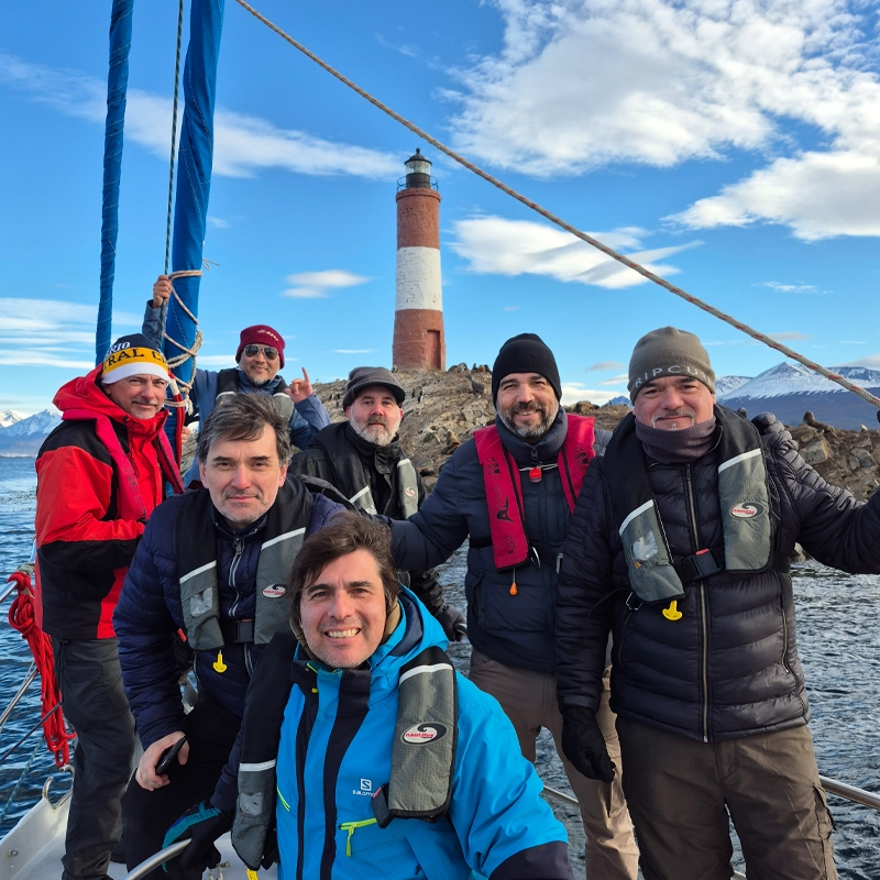 Conozca todos los servicios en Recursos Humanos que ofrece RHDream Programa de Liderazgo a Bordo – Velero Ksar El Programa de Liderazgo a Bordo del Velero Ksar es una experiencia práctica diseñada para desarrollar y fortalecer competencias clave como la toma de decisiones, comunicación efectiva, trabajo en equipo, atención al detalle, capacidad de adaptación y coordinación bajo presión. Durante la navegación, los participantes se dividirán en grupos y rotarán roles en diversas actividades que simulan situaciones reales a bordo. Estas actividades están diseñadas para evaluar habilidades tanto individuales como grupales, poniendo a prueba diferentes competencias de liderazgo. Actividades principales: Nudos y maniobras en muelle: Incluye la instalación de defensas, realización de nudos y maniobras para atracar el velero, destacando la importancia de la coordinación y la atención precisa a las instrucciones. Armado de velas y navegación: Los participantes izarán y ajustarán las velas, trabajando en equipo para garantizar seguridad y eficiencia en las maniobras. Simulación de rescate “Hombre al agua”: Se pondrá a prueba la capacidad de reacción rápida, toma de decisiones y cooperación ante una emergencia simulada. Toma de decisiones bajo presión: Frente a un escenario imprevisto, el equipo tendrá un tiempo limitado para analizar y resolver la situación, evaluando su pensamiento estratégico y organización. Uso del bote auxiliar (dingui): Se practicarán maniobras, traslados y uso de elementos de seguridad, asignando roles a través de sorteos para garantizar que cada participante experimente diferentes responsabilidades. Trabajo en equipo con tiempo límite: Actividad que desafía la coordinación y rapidez para subir y bajar equipamiento del dingui dentro de un tiempo establecido. Comunicación por radio handy: Se fortalecerá la comunicación clara y efectiva en traslados utilizando la radio, con foco en la escucha activa y el lenguaje preciso. Preparación de comidas y orden a bordo: Se rotarán tareas que incluyen desde la preparación de alimentos hasta el mantenimiento del orden, promoviendo la iniciativa y la cooperación. Timonear por GPS: Se trabajará la atención sostenida y la coordinación visomotora al seguir una ruta definida con calma y precisión. Al finalizar el programa, se realiza una evaluación integral basada en la observación de competencias conductuales como liderazgo, comunicación, trabajo en equipo, gestión del tiempo, resolución de problemas, adaptabilidad, responsabilidad y actitud proactiva. El objetivo principal no es solo enseñar técnicas náuticas, sino fomentar el desarrollo de habilidades blandas fundamentales para liderar y colaborar eficazmente en entornos desafiantes.