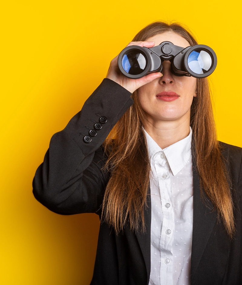 Cómo encontrar trabajo en Ushuaia?</p>
<p>El mercado laboral en Tierra del Fuego atraviesa una situación compleja a comienzos de 2026, con una fuerte caída del empleo privado industrial. Desde fines de 2023 se han perdido más de 6.000 puestos de trabajo, afectando principalmente al sector manufacturero, en especial las industrias textil y electrónica. Factores como la apertura de importaciones y la caída del consumo han impactado directamente en empresas locales, generando un escenario desafiante para quienes buscan insertarse o reinsertarse laboralmente.</p>
<p>A pesar de este contexto, el mercado laboral sigue funcionando bajo las mismas reglas que en el resto del país: oferta y demanda, convenios colectivos que regulan salarios y una creciente competencia por cada puesto disponible. En este escenario, capacitarse, estudiar y adquirir nuevas habilidades deja de ser una opción para convertirse en una necesidad. Existen profesiones y oficios con mayor demanda, especialmente en servicios y comercio, mientras que el sector industrial presenta oportunidades más limitadas.</p>
<p>Por otro lado, se trata de una provincia con una población relativamente pequeña (alrededor de 185.000 habitantes según el censo 2022), donde Río Grande concentra la mayor cantidad de habitantes, seguida por Ushuaia y Tolhuin. Esto implica que el mercado laboral no es tan amplio, lo que puede generar sensaciones de incertidumbre, frustración o desánimo durante la búsqueda. Sin embargo, desde RHdream Consultora creemos firmemente que cada persona cumple un rol importante en la cadena productiva y que, con constancia, las oportunidades llegan.</p>
<p>Dónde y cómo buscar empleo en Ushuaia</p>
<p>Existen múltiples formas de buscar trabajo en Ushuaia y en toda la provincia. Hoy en día, las plataformas digitales cumplen un rol central: sitios como LinkedIn o Computrabajo publican ofertas activas de manera constante. Además, las redes sociales se han convertido en un canal clave, donde consultoras y empresas difunden sus búsquedas. En nuestro caso, en RHdream compartimos periódicamente oportunidades laborales de nuestros clientes, tanto PYMES como grandes empresas, por lo que recomendamos seguir nuestras redes para estar al tanto de nuevas vacantes.</p>
<p>También es fundamental apoyarse en la red de contactos: amigos, familiares y conocidos. En una comunidad como Ushuaia, el “boca en boca” sigue siendo una de las formas más habituales de acceder a oportunidades laborales. Sin embargo, esta práctica debe complementarse con procesos de selección profesionales, ya que no todos los perfiles encajan en todos los puestos. Una correcta evaluación evita frustraciones tanto para el empleado como para el empleador.</p>
<p>Por otro lado, existen dinámicas específicas según el sector. El empleo público (educación, salud, municipalidad o gobierno provincial) funciona a través de circuitos propios. Las grandes empresas, muchas veces vinculadas a capitales internacionales, gestionan sus búsquedas a través de sus páginas web o convenios con instituciones educativas. En el sector privado, conviven tanto publicaciones digitales como la entrega presencial de CV, una práctica que, aunque en retroceso, aún puede generar oportunidades. Adaptarse a cada modalidad y respetar los canales de postulación es clave para no quedar fuera del proceso.</p>
<p>Consejos de RH Dream para tu búsqueda laboral</p>
<p>Sabemos lo importante que es causar una excelente impresión desde el primer momento. Por eso, compartimos una serie de recomendaciones fundamentales para mejorar tus posibilidades y evitar errores comunes que pueden jugar en contra durante una postulación:</p>
<p>Claridad y concisión: tu CV debe ser claro y directo, idealmente de una o dos páginas.</p>
<p>Personalización: adaptá tu CV a cada puesto al que te postules, destacando lo relevante para esa posición.</p>
<p>Logros destacados: priorizá resultados concretos y medibles por sobre la simple descripción de tareas.</p>
<p>Uso de palabras clave: incorporá términos relacionados con el puesto o la industria.</p>
<p>Estructura ordenada: organizá la información en secciones claras y fáciles de leer.</p>
<p>Habilidades relevantes: incluí únicamente aquellas que aporten valor al puesto.</p>
<p>Revisión exhaustiva: evitá errores ortográficos o gramaticales.</p>
<p>Honestidad: sé sincero con tu experiencia, habilidades e idiomas.</p>
<p>Información completa: no olvides incluir datos de contacto, lugar de residencia, edad, fecha de nacimiento, experiencia laboral (con fechas y lugares), formación y certificaciones.</p>
<p>Formato profesional: utilizá un diseño limpio y acorde a tu perfil.</p>
<p>Sobre la foto en el CV:</p>
<p>Si decidís incluirla, debe ser tipo carnet, con buena presencia y sin elementos ajenos al ámbito laboral.</p>
<p>Evitá fotos grupales o informales.</p>
<p>Errores frecuentes que debés evitar:</p>
<p>No envíes el mismo CV repetidas veces a una misma búsqueda.</p>
<p>No te postules a puestos para los que no cumplís requisitos clave.</p>
<p>No ignores las instrucciones del aviso (medio de envío, formato, etc.).</p>
<p>No mientas sobre tu nivel de idioma u otras habilidades.</p>
<p>Recomendaciones clave:</p>
<p>Sé autocrítico y evaluá si realmente cumplís con el perfil solicitado.</p>
<p>Invertí en capacitación constante: cursos, estudios y formación hacen la diferencia.</p>
<p>Tomate el tiempo de leer cada aviso antes de postularte.</p>
<p>Respetá los canales definidos por el reclutador (mail, web, WhatsApp, etc.).</p>
<p>Considerá crear y mantener actualizado tu perfil en LinkedIn.</p>
<p>Tené en cuenta que muchas búsquedas requieren residencia en la provincia.</p>
<p>Un mensaje final</p>
<p>Buscar trabajo puede ser un proceso difícil, que muchas veces genera ansiedad, incertidumbre y frustración. Sin embargo, es importante no desanimarse. La constancia, la preparación y la actitud marcan la diferencia. Cada paso que das, cada CV enviado y cada entrevista son parte del camino.</p>
<p>Desde RHdream deseamos que tengas mucho éxito en tu búsqueda laboral y que puedas alcanzar tus objetivos. Recordá que tu CV es tu carta de presentación: hacelo valer y convertí cada oportunidad en una posibilidad real de crecimiento.