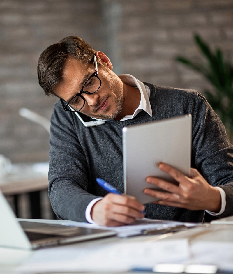 Aviso de búsqueda laboral para puesto de Administrativo/a Contable en empresa del rubro financiero. La imagen comunica una oportunidad laboral orientada a profesionales con experiencia en registración contable, conciliaciones bancarias, análisis de cuentas y elaboración de reportes financieros. Se detallan requisitos como formación en contabilidad o administración, manejo de Excel intermedio o avanzado y al menos dos años de experiencia. También se destacan competencias como organización, proactividad, capacidad analítica y trabajo en equipo. La propuesta incluye incorporación a una empresa en crecimiento, buen clima laboral y oportunidades de desarrollo profesional. Diseño moderno con íconos relacionados a finanzas, administración y trabajo corporativo.