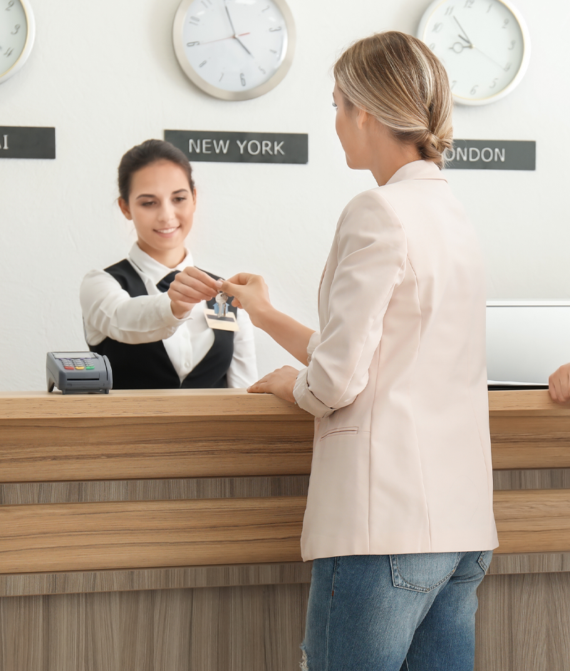 Búsqueda laboral de RhDream Consultora en RRHH para recepcionista hotelero/a en Ushuaia. Puesto full time. Requisitos excluyentes: inglés conversacional y carnet de manipulación de alimentos vigente. Se valoran experiencia en hotelería, conocimientos de idiomas y manejo de sistemas hoteleros. Enviá tu CV a info@rhdream.com con el asunto “Quiero postularme para RECEPCIONISTA HOTELERO/A”.